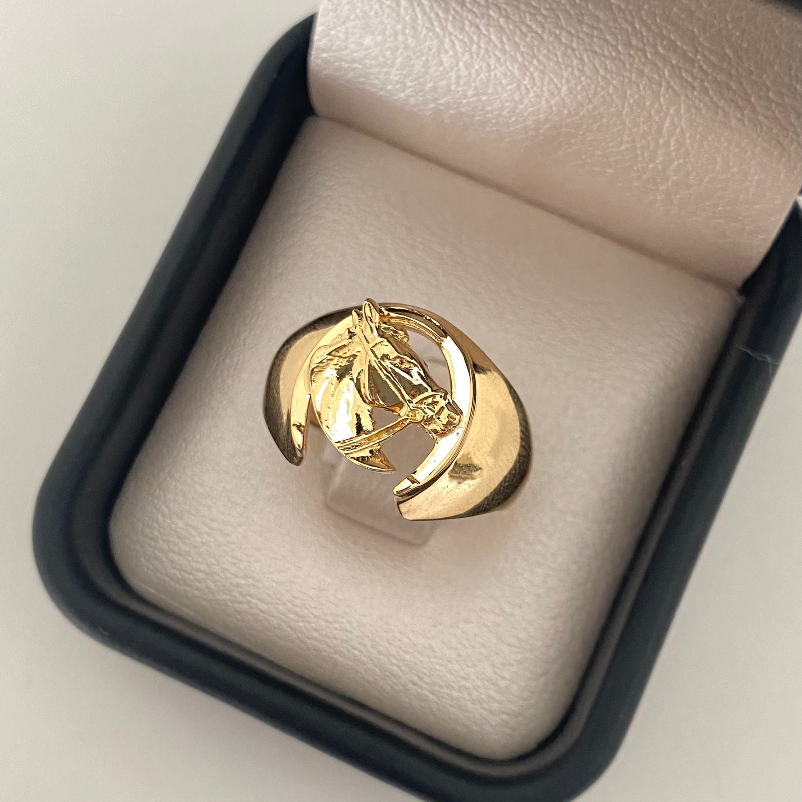 Anillo silueta caballo liso Oro amarillo 18k / Talla 10 1/2 / 7,85 Gr